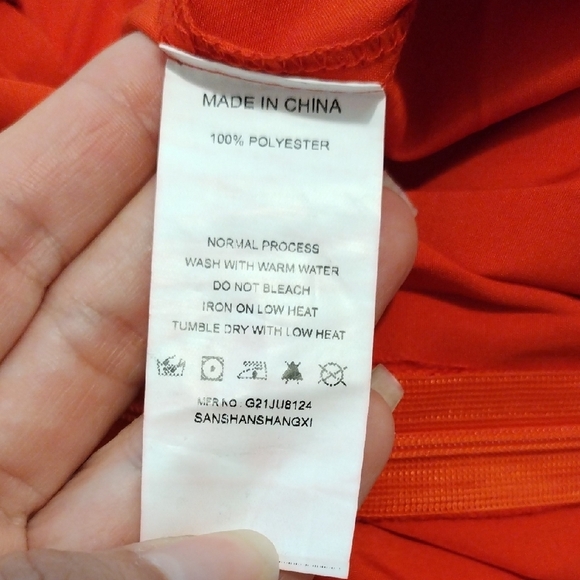 Chic Red Romper with Flared Sleeves - Picture 13 of 13